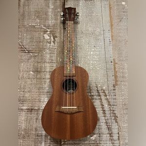 Bondi ukulele like new with all accessories!